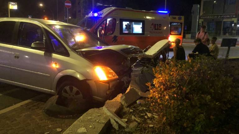 Cesena: distrugge auto e rotonda, poi scappa nella notte col cane al guinzaglio
