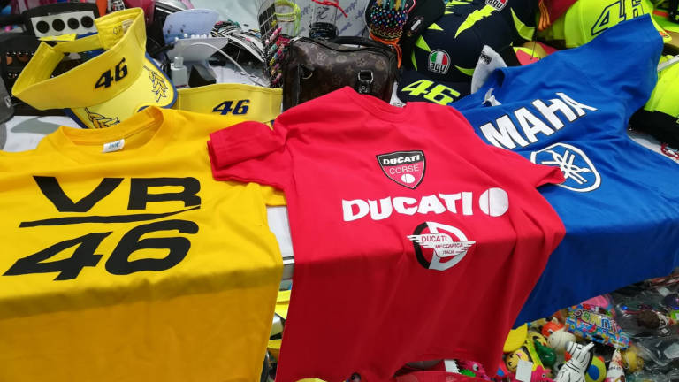 Misano, sequestrati t-shirt e cappellini di Valentino Rossi taroccati