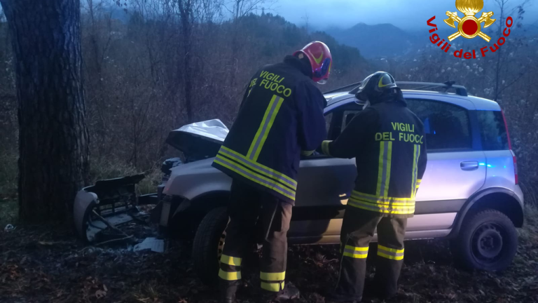 Incidente: auto contro un albero, morto 79enne a Verghereto