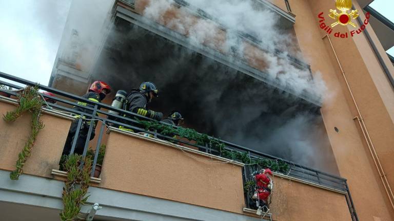 Riccione. Incendio spento dai pompieri nel terrazzo di una casa