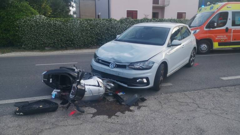 Frontale tra auto e scooter a San Potito. Feriti due ragazzi