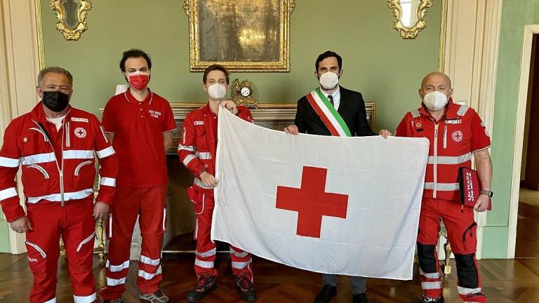 La bandiera della Croce Rossa consegnata al sindaco di Cesena