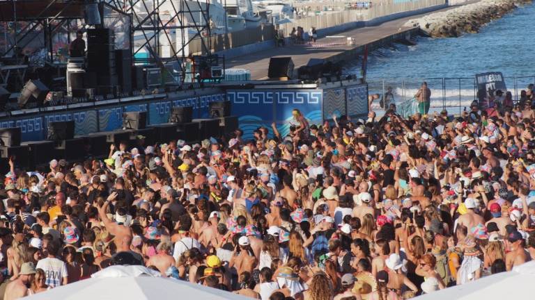 Jova beach party a Marina di Ravenna, le immagini dell'attesa e della festa