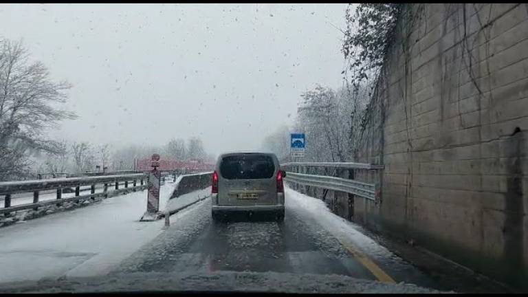 Neve e pioggia: traffico congestionato in E45 e A14, saltano alcune corse dei bus VIDEO