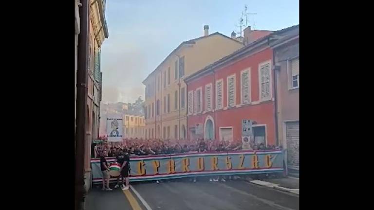 Calcio, il corteo dei tifosi ungheresi a Cesena VIDEO