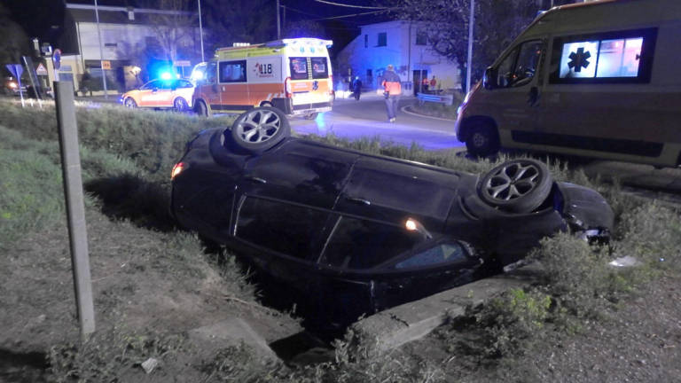 Lugo, incidente a Ciribella: auto si ribalta nel fosso con 5 persone a bordo