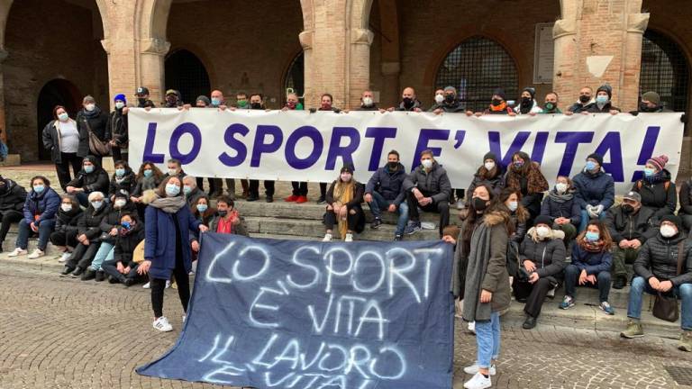 I gestori delle palestre protestano in piazza a Rimini / Video