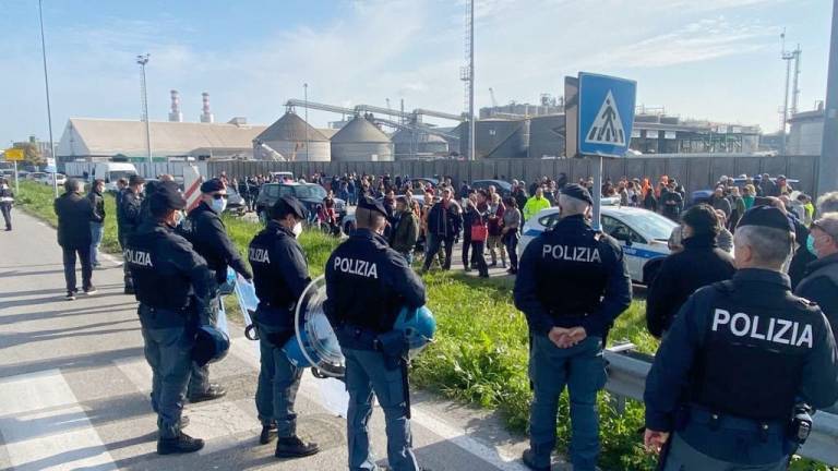 Ravenna, nuova protesta no green pass nell'area portuale