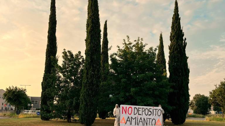 Misano. La protesta contro il deposito di amianto