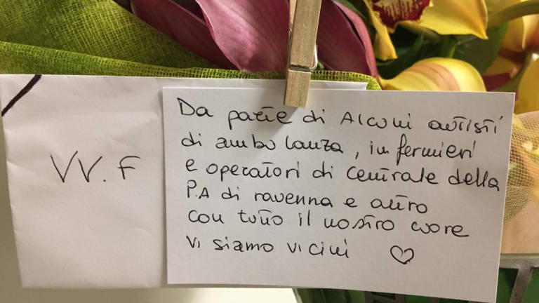 Ravenna, fiori e minuto di silenzio per i vigili del fuoco morti VIDEO