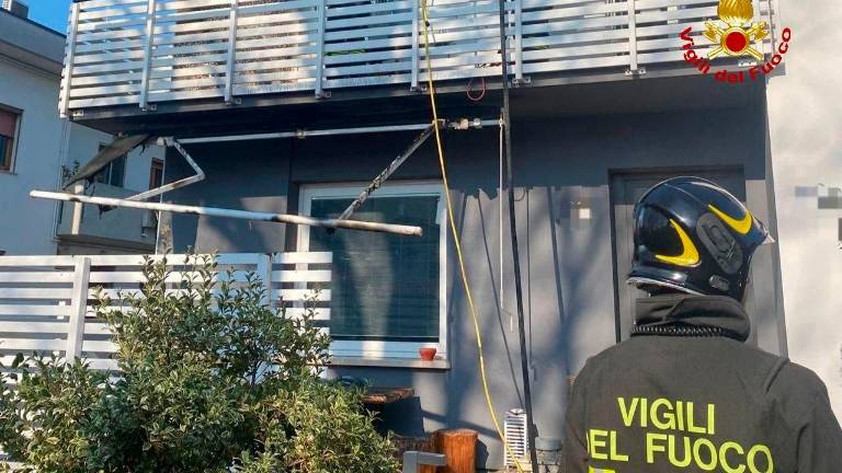 Forlimpopoli, incendio nel terrazzo, Vigili del Fuoco in azione