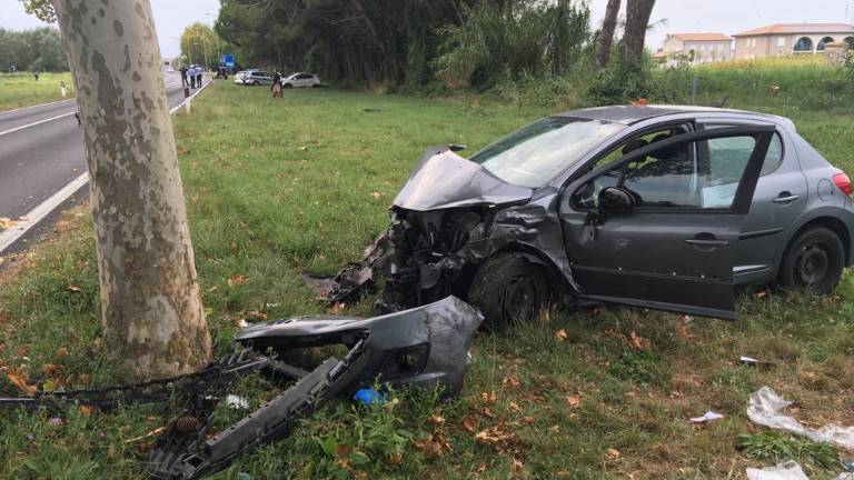 Incidente a Milano Marittima. Auto finisce contro un albero tre feriti