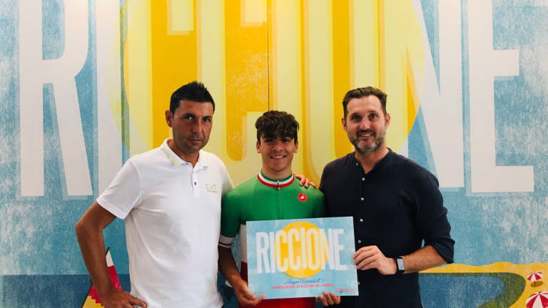 Riccione premia il giovane campione di ciclismo