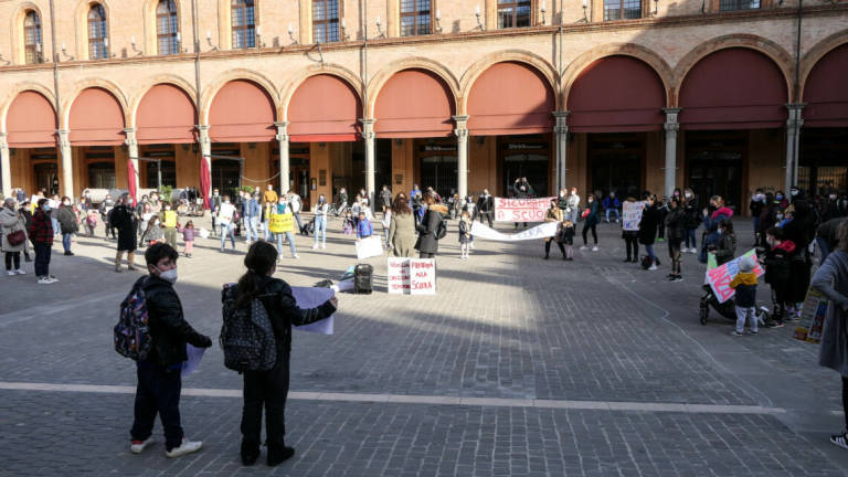 Imola, un centinaio in piazza: Riaprire le scuole