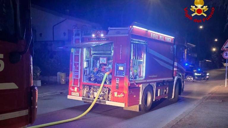 Meldola, incendio nelle notte nel piazzale: intervento dei Vigili del Fuoco