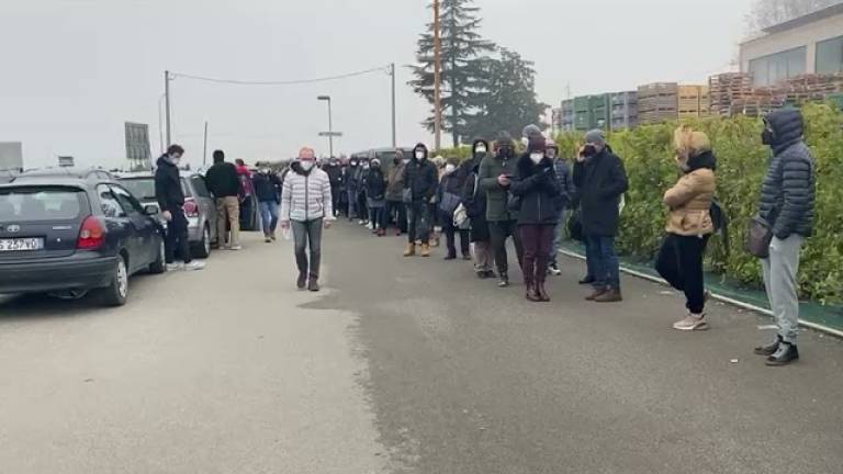 Vaccini, lunghe file a Cesena