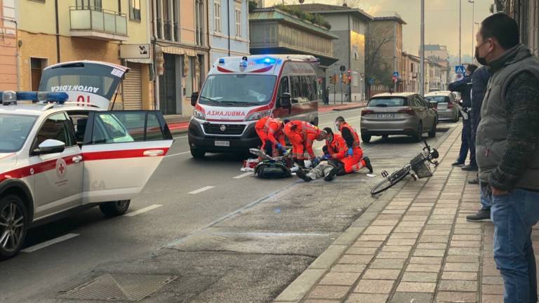 Spingeva la bici: cade e muore in corso Cavour a Cesena