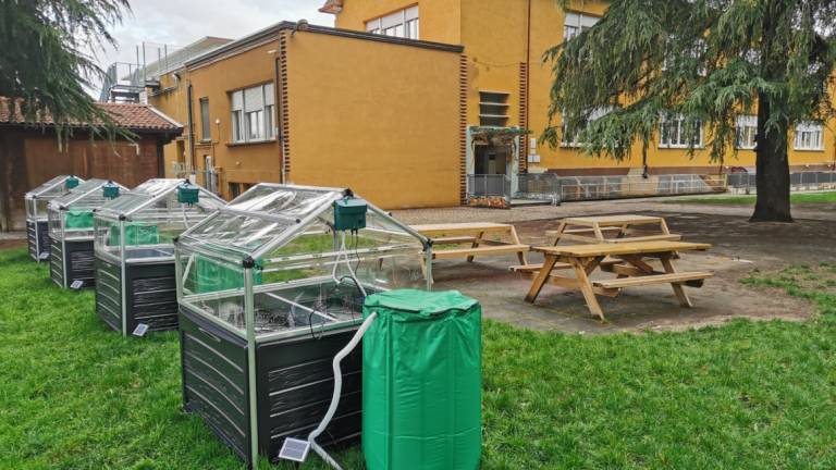 Forlì, 12 mini serre ecologiche con pannello solare nelle scuole