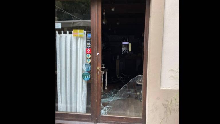 Rimini. Gli sfondano la vetrata del ristorante per la terza volta in tre mesi