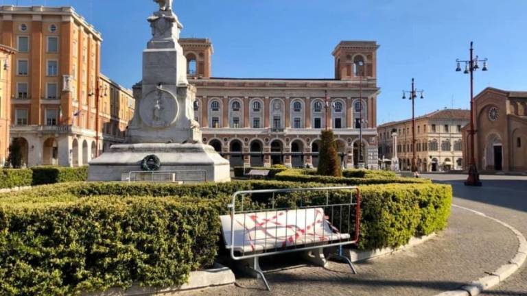 Forlì, lotta al Coronavirus: il Comune transenna le panchine