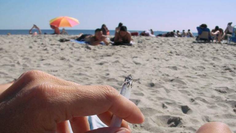 Ravenna, scatta il divieto di fumo in spiaggia. Multe fino a 300 euro