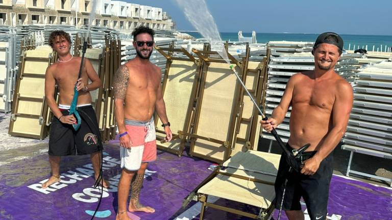Ai Mondiali in Qatar si buttano ubriachi in mare: Salvati dai bagnini di Milano Marittima