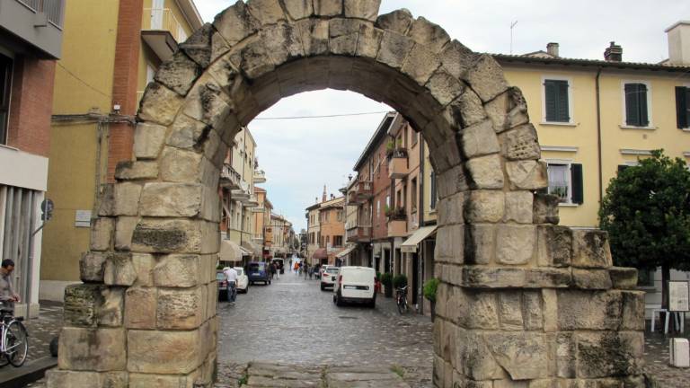 Rimini, dodicenne insegue e acchiappa il ladro che aveva appena derubato la nonna