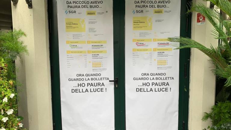 Cartelli di protesta e bollette in vetrina: la protesta servita da un ristorante di Rimini