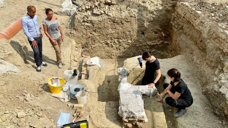 Cesena, rimosso il mosaico romano trovato accanto a Palazzo del Ridotto