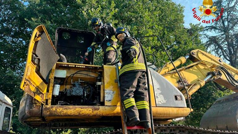 Forlì, incendio all’escavatore sull’autocarro: pronto intervento dei Vigili del Fuoco