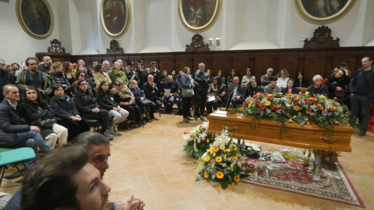 Il funerale di Ivano Marescotti, in tanti per l'ultimo saluto VIDEO