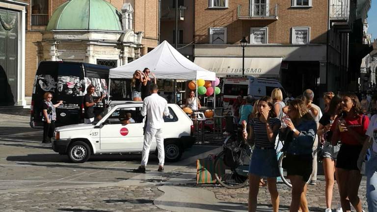 Caos in piazza Tre Martiri a Rimini, arriva la polizia municipale