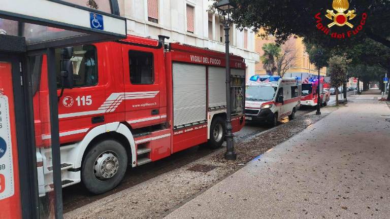 Forlì. Incendio nell’appartamento di un condominio, la proprietaria in ospedale. Evacuati gli inquilini per precauzione FOTO