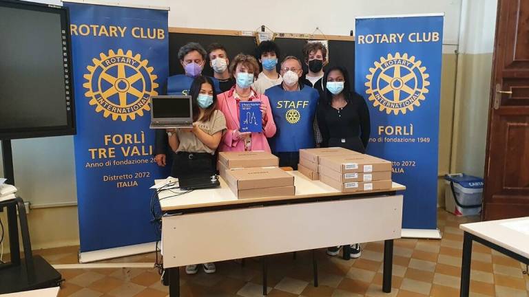 Pc di ultima generazione donati da Rotary e Forlì Tre Valli alla Artusi di Forlimpopoli