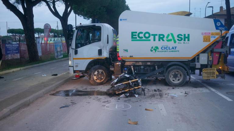 Punta Marina. Motociclista si schianta contro il camion della nettezza urbana: è gravissimo