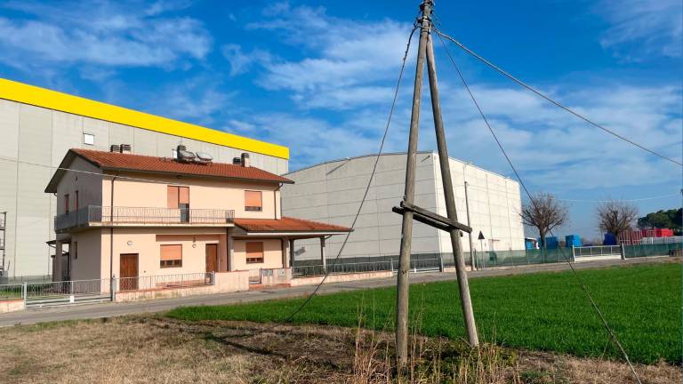 Il palo con i fili del telefono tranciati