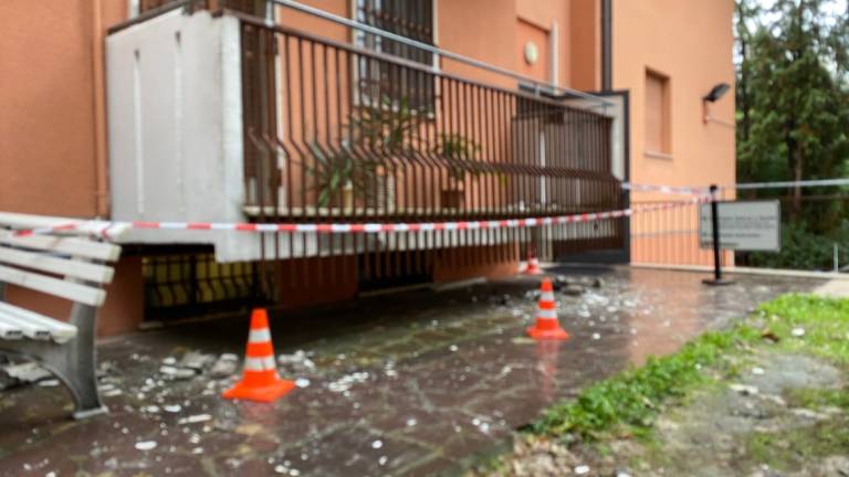Cesena, la pioggia fa crollare pezzi di un terrazzo del Commissariato
