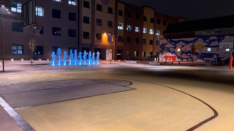 Il campo con le fontane in funzione e illuminate