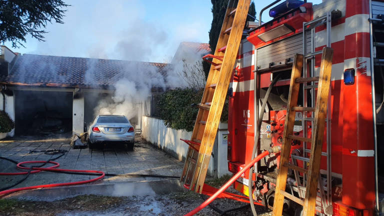 Incendio in garage a Santa Giustina, distrutte due auto. IL VIDEO
