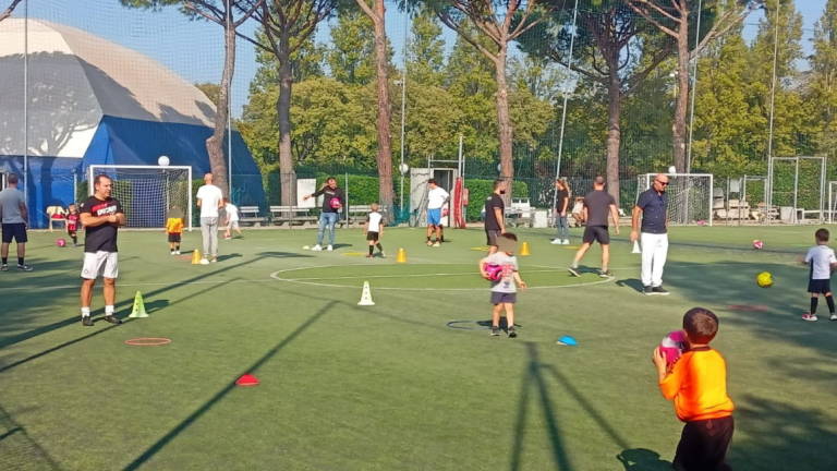 Limitiamo cellulari e videogiochi: il Garden Rimini porta i genitori in campo con i piccoli calciatori