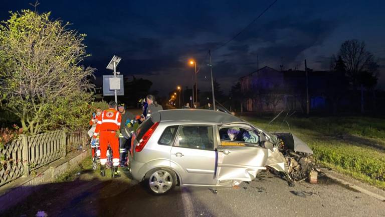 Incidente e auto a fuoco: chiusa la via Violone di Gattolino a Cesena per i soccorsi