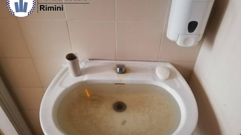 Rimini, carenze igieniche e nella gestione: multe a due hotel
