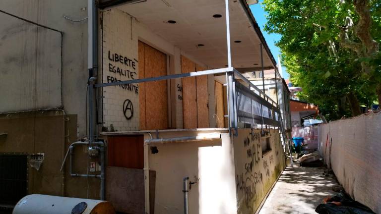Rimini, reti elettrosaldate negli hotel dismessi per evitare ingressi indesiderati