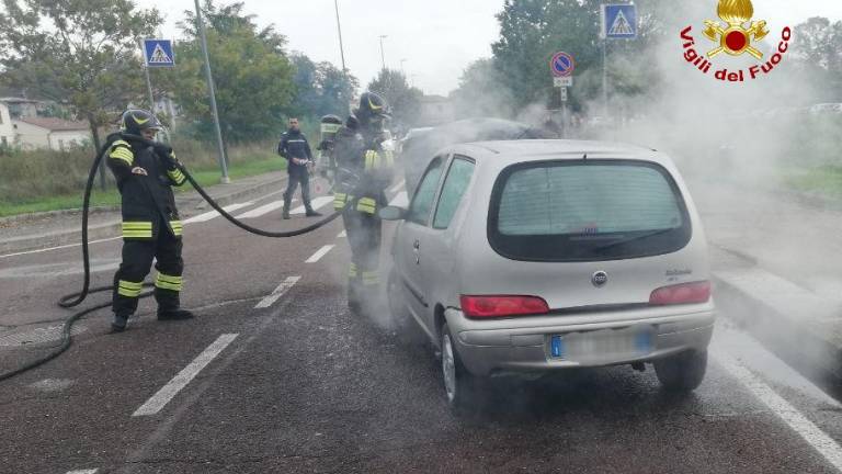 Forlì, si incendia il motore: auto in fiamme