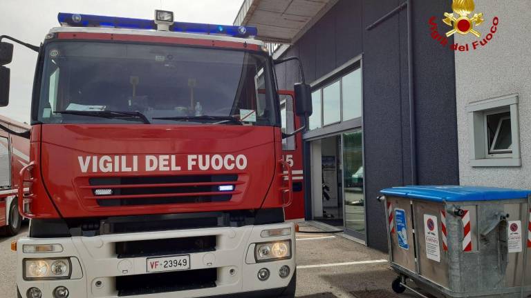 Cesenatico, incendio nella concessionaria d'auto