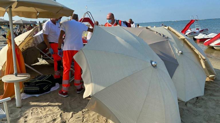 Malore, annega a 20 metri dalla riva: morta a Cesenatico turista di 68 anni