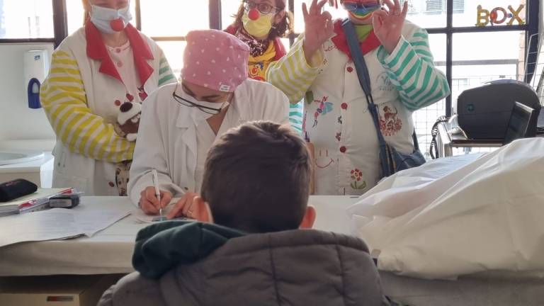 Forlì. Clown e palloncini per le prime vaccinazioni ai bimbi