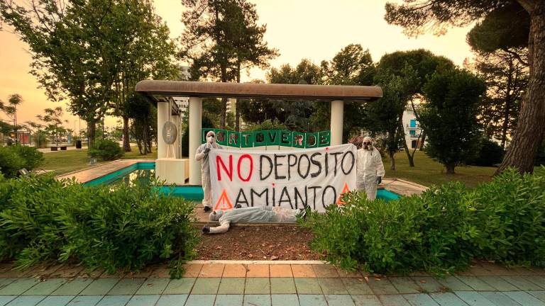 Misano. La protesta contro il deposito di amianto