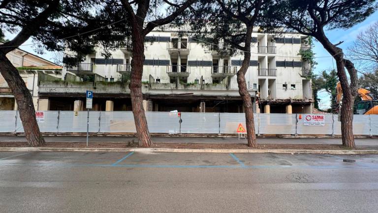 Cesenatico, ex Hotel Pino: via alla demolizione - Gallery