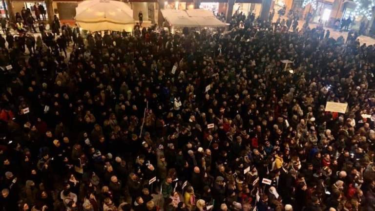 Migliaia di Sardine in piazza a Cesena - VIDEO